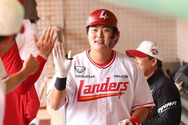 SSG 고명준 (서울=연합뉴스) SSG 고명준이 6일 대만 자이 시립구장에서 열린 대만 자이 시립구장에서 열린 대만 프로야구 라쿠텐 몽키스와 경기에서 홈런을 친 뒤 동료들의 축하를 받고 싶다. 
[SSG 랜더스 제공. 재판매 및 DB 금지]