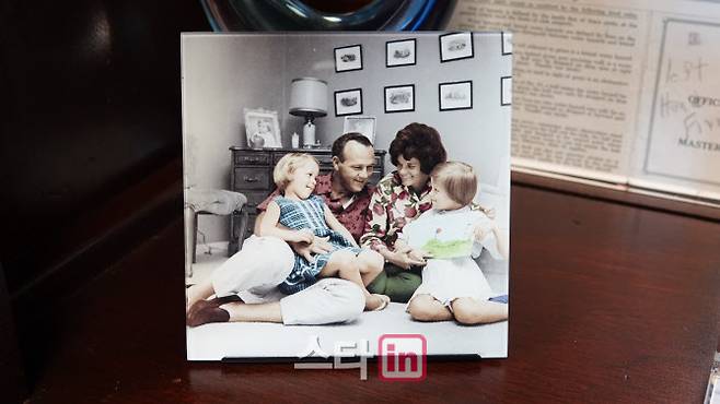 미국 잡지 화보 촬영을 위해 집에서 휴식을 취하는 파머와 그의 가족 모습.(사진=PGA투어)
