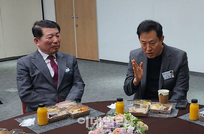 백경현 시장(왼쪽)과 오세훈 서울시장이 이야기하고 있다.(사진=구리시 제공)