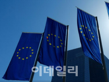 독일 프랑크푸르트 소재 유럽중앙은행(ECB) 본부 건물 앞에 세워진 유럽연합(EU) 깃발.