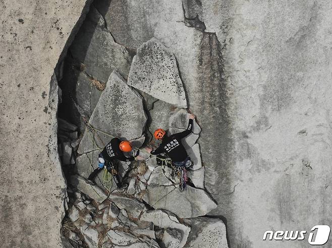 국립공원공단 관계자들이 북한산 선인봉에서 안전점검을 진행하고 있다. (국립공원공단 제공)