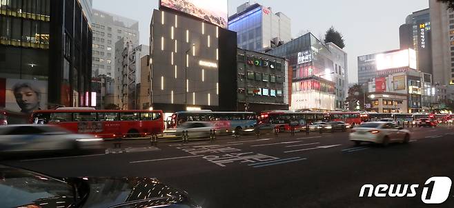 서울 중구 명동입구 버스정류장 인근에 광역버스들이 줄 지어 있다. ⓒ News1 이승배 기자