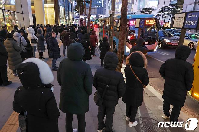 전국에 한파가 몰아닥친 23일 저녁 서울 중구 지하철 2호선 을지로입구역 인근 버스정류장에서 퇴근길 시민들이 길게 줄을 서 버스를 기다리고 있다. 2024.1.23/뉴스1 ⓒ News1 민경석 기자