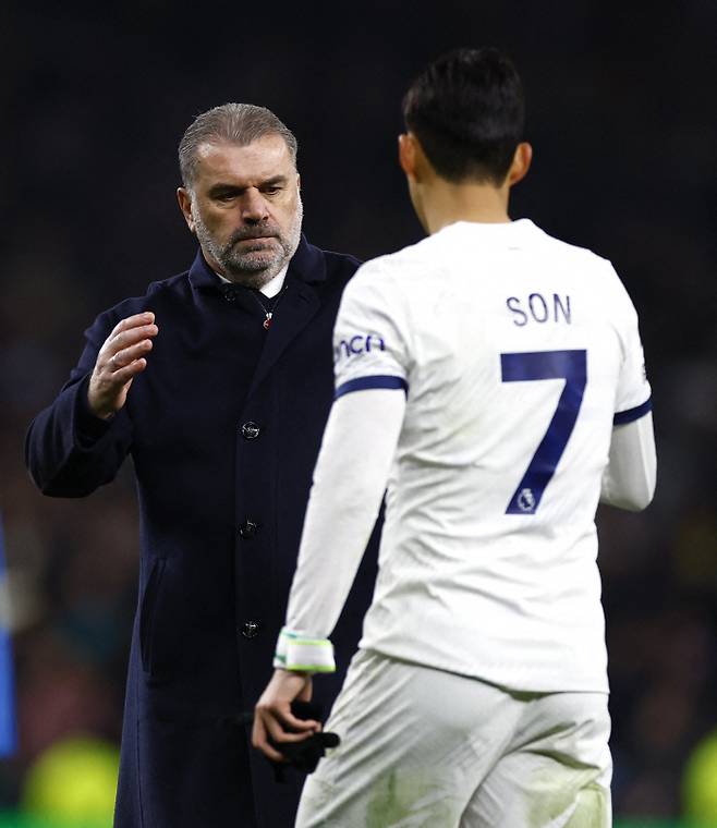 토트넘은 손흥민과의 재계약 협상 속도를 높일 계획이다. 손흥민이 토트넘과의 재계약을 체결하는 이유는 엔제 포스테코글루 감독 때문이라는 현지 보도가 계속해서 나오고 있다. 포스테코글루 감독은 손흥민에게 주장을 맡겼고, 이번 시즌 손흥민의 부활을 이끈 핵심 인물이다 사진=로이터연합뉴스