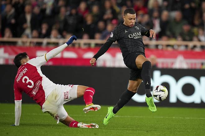 PSG's Kylian Mbappe is challenged by Monaco's Guillermo Maripan during the French League One soccer match between Monaco and Paris Saint-Germain at the Stade Louis II in Monaco, Friday, March 1, 2024. (AP Photo/Daniel Cole)







<저작권자(c) 연합뉴스, 무단 전재-재배포, AI 학습 및 활용 금지>