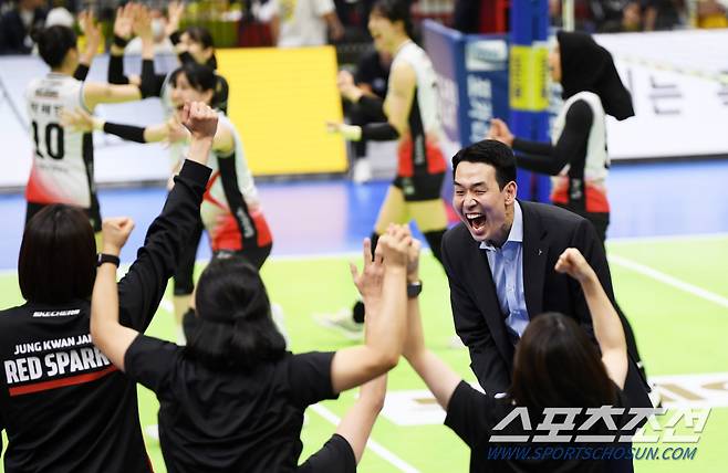 2일 수원체육관에서 열린 V리그 현대건설과 정관장의 경기. 풀세트 접전 끝 승리한 정관장 고희진 감독이 환호하고 있다. 수원=박재만 기자 pjm@sportschosun.com/2024.03.02/