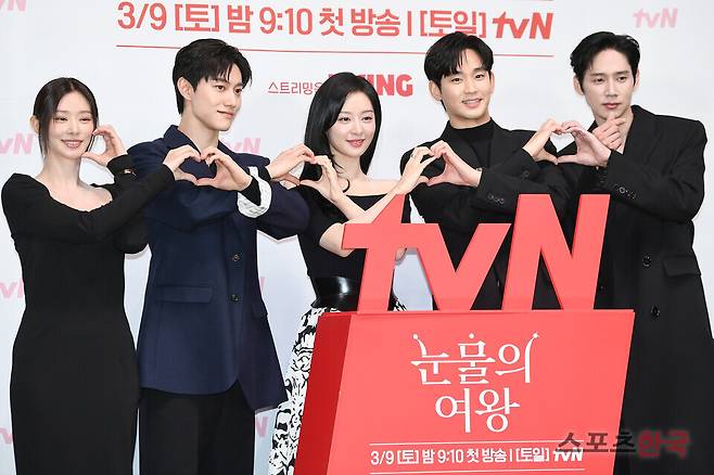 tvN 새 토일드라마 '눈물의 여왕'(극본 박지은/연출 장영우, 김희원) 제작발표회에 참석한 배우 이주빈, 곽동연, 김지원, 김수현, 박성훈. ⓒ이혜영 기자 lhy@hankooki.com