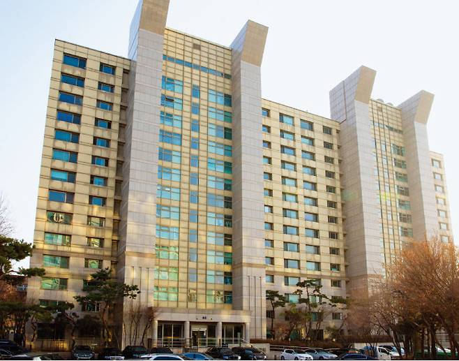 현대 사원아파트(65동)을 리모델링한 대림아크로빌. 현재 130억 원에 한 세대가 매물로 나와 있다.