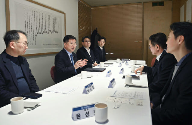 강경성 산업통상자원부 제1차관(왼쪽 두 번째)이 7일 자율 제조와 관련한 주요 기업과 간담회를 주재하고 있다.