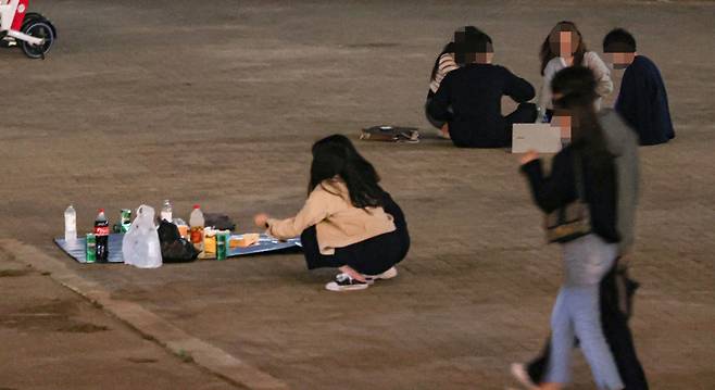 신종 코로나 확산을 방지하기 위해 서울을 비롯한 수도권에 사회적 거리두기 2단계 적용으로 모든 요식업과 유흥업소의 영업시간이 끝난 지난 4월 26일 밤 22시 30분이 넘은 서울 서초구 한강시민공원에서 일부 시민들이 음주하고 있다. /연합뉴스