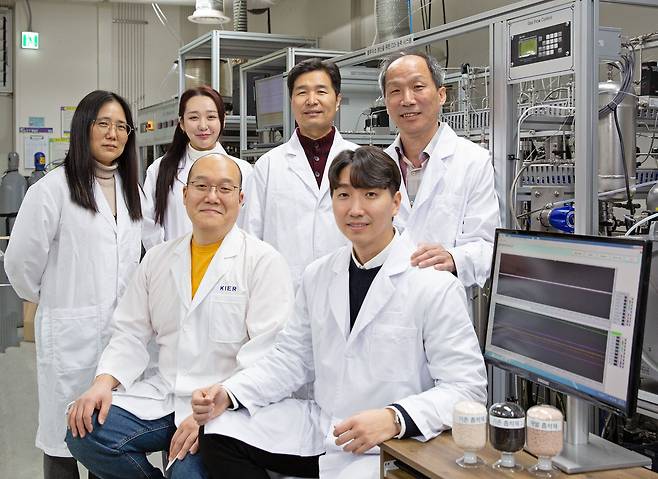 박종호 한국에너지기술연구원(에너지연) 청정연료연구실 책임연구원 연구진이 블루수소 생산의 핵심 기술인 이산화탄소 포집 핵심 소재와 공정 기술을 개발해 포집 비용을 획기적으로 낮추는 데 성공했다./에너지연