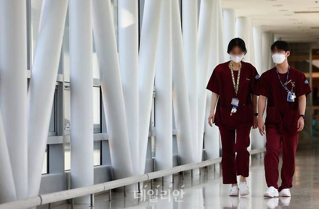 서울 시내의 한 대학병원에서 간호사들이 이동하고 있다. ⓒ뉴시스