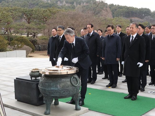 강호동 농협중앙회 회장이 7일 국립서울현충원에서 참배, 분향하고 있다. ⓒ 농협중앙회