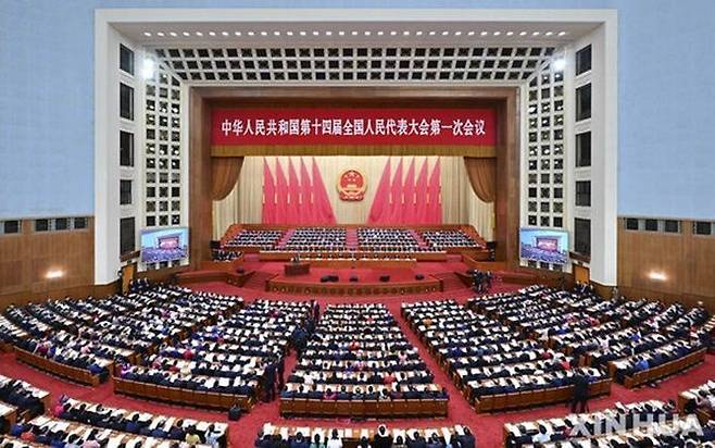 중국 연례 최대 정치행사인 전국인민대표대회(전국인대)가 5일 중국 베이징 인민대회당에서개막된다. 사진은 지난해 3월5일 제14기 전국인대 1차회의 개막식이 열리는 모습. ⓒ 뉴시스