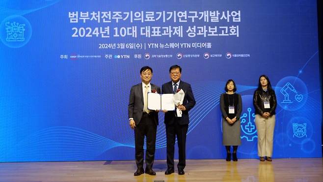 이진태 시노펙스 사업본부장(오른쪽)이 '2024년 10대 대표과제' 선정 표창을 받은 뒤 기념 촬영하고 있다. 시노펙스 제공