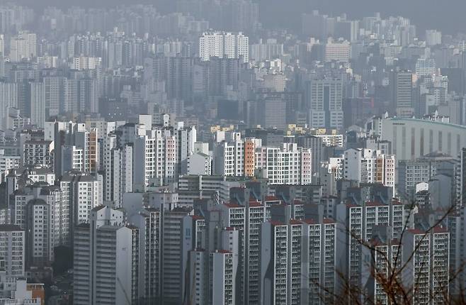 지난해 12월 서울 남산타워에서 바라본 아파트. 뉴스1 제공