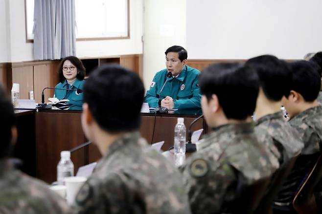 김선호 국방부 차관이 7일 육군 75보병사단 동원훈련장을 방문해 예비군들과 간담회를 하고 있다. 사진=국방부 제공