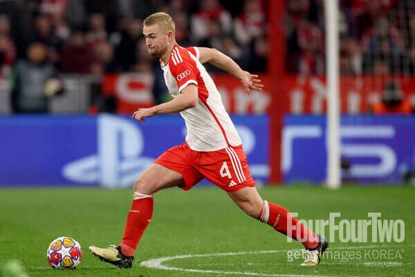 사진=게티이미지. 바이에른 뮌헨은 라치오와의 UEFA 챔피언스리그 16강 2차전에서 3-0 완승을 거뒀다. 이로써 뮌헨은 합산 스코어 3-1로 8강 진출에 성공했다. 더 리흐트와 다이어가 센터백 듀오를 구축했고 클린 시트를 이끌었다. 더 리흐트는 경기 종료 이후, SNS를 통해 다이어와의 호흡에 만족감을 표했다.