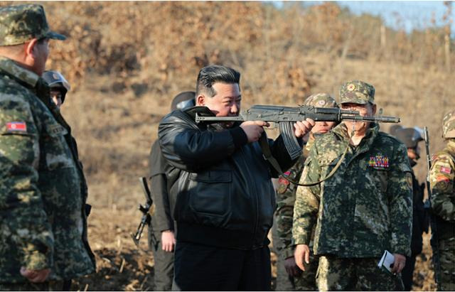 김정은 북한 국무위원장이 6일 조선인민군 서부지구 중요작전훈련기지를 방문해 훈련을 현지지도하면서 직접 소총을 들고 조준 사격 자세를 취하고 있다. 평양=노동신문 뉴스1