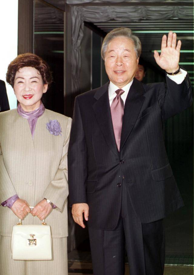 2019년 손명순 여사가 김영삼 전대통령과 미국 출국에 앞서 김포공항 출국장에서 손을 들어 인사하고 있다. 한국일보 자료 사진