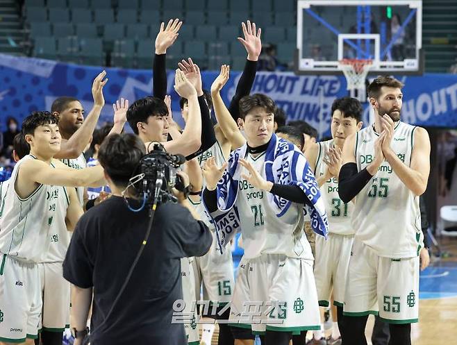 2023-2024 프로농구 서울삼성와 원주DB의 경기가 7일 오후 서울 잠실실내체육관에서 열렸다. 경기 내내 리드를 지킨 원주DB선수들이 99대 85로 승리한 후 팬들에게 인사하고 있다. 잠실=김민규 기자 mgkim1@edaily.co.kr /2024.03.07/