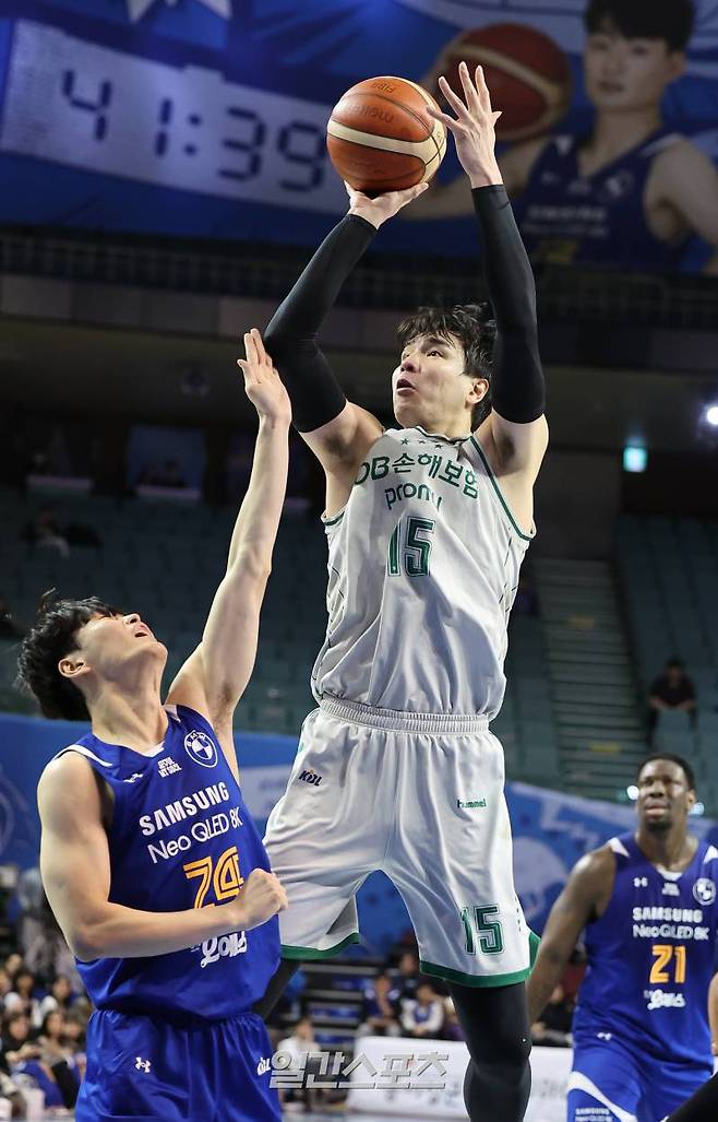 2023-2024 프로농구 서울삼성와 원주DB의 경기가 7일 오후 서울 잠실실내체육관에서 열렸다. 김종규가 골밑 슛을 하고 있다. 잠실=김민규 기자 mgkim1@edaily.co.kr /2024.03.07/