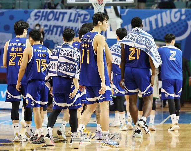 2023-2024 프로농구 서울삼성와 원주DB의 경기가 7일 오후 서울 잠실실내체육관에서 열렸다.85대 99로 패한 서울삼성 선수들이 코트를 벗어나고 있다. 잠실=김민규 기자 mgkim1@edaily.co.kr /2024.03.07/