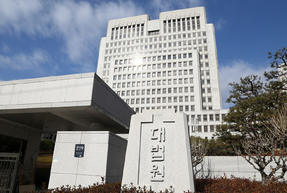 방문 서비스를 신청한 20대 여성을 성추행한 혐의로 재판에 넘겨진 50대 청소기 업체 방문판매원이 대법원에서 유죄판결을 받았다. 사진은 대법원. [사진=뉴시스]