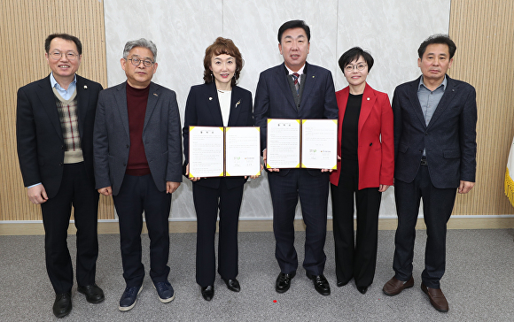 청주시는 7일 임시청사에서 한국사회복지공제회와 사회복지 종사자 상해보험 지원 협약을 맺었다. [사진=청주시]