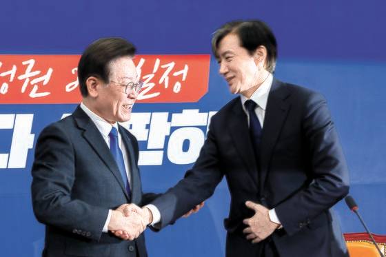 이재명 더불어민주당 대표(왼쪽)가 지난 5일 서울 여의도 국회에서 조국 조국혁신당 당대표를 접견하고 있다. 전민규 기자