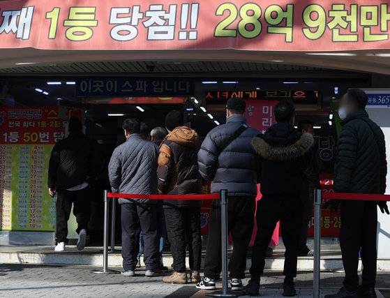 새해 첫 날인 1월 1일 서울 노원구의 한 복권 판매점에 복권을 사려는 줄이 길게 늘어섰다. 연합뉴스