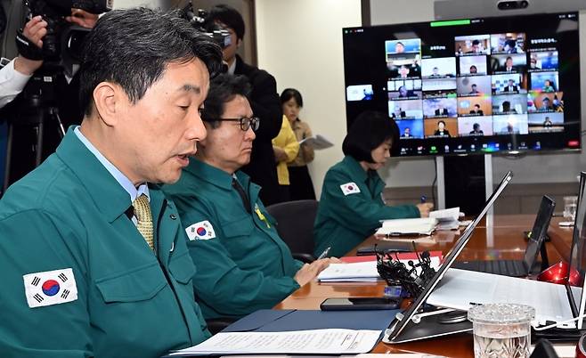 이주호 부총리 겸 교육부 장관이 2월 28일 정부서울청사에서 비대면 영상회의로 열린 의대 운영대학 총장 간담회를 주재하고 있다. 사진=연합뉴스