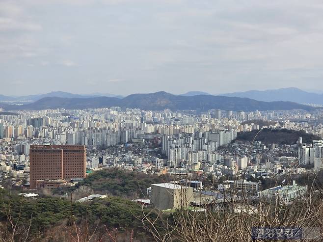 서울 남산 전망대에서 바라본 서울 아파트 전경. 사진=이송렬 기자.