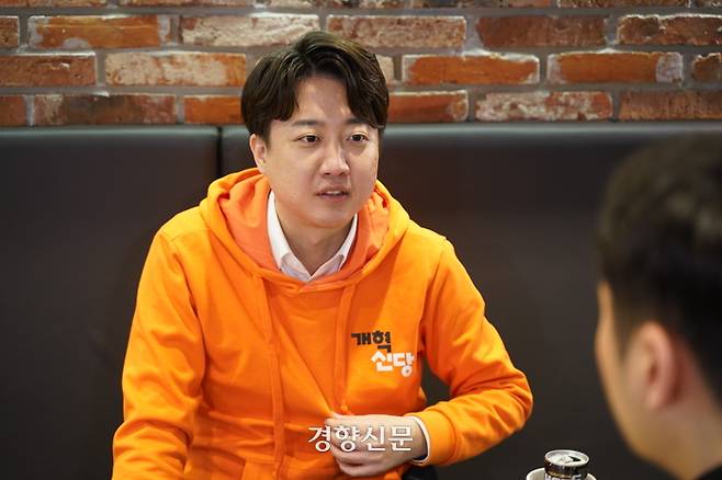 이준석 개혁신당 대표가 7일 경기 화성을 지역구 한 사무실에서 경향신문과의 인터뷰에 응하고 있다. 개혁신당 제공
