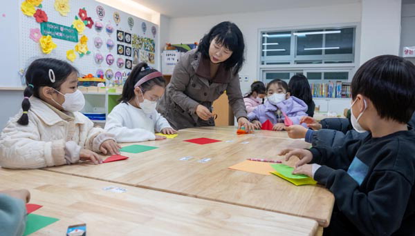 부산형 통합 늘봄학교가 운영되고 있는 문현초등학교. 어린이들이 돌봄교실에서 종이접기를 배우고 있다. 국제신문 DB