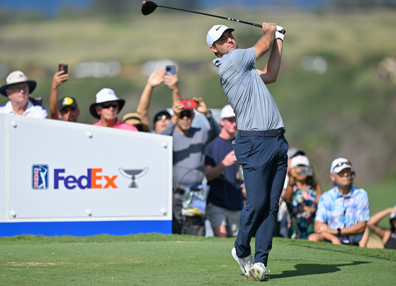 Photo 6. Scottie Scheffler tees off on the 14th hole during the second round of The Sentry at The Plantation Course at Kapalua in Maui, Hawaii on Jan. 5.  [GETTY IMAGES]