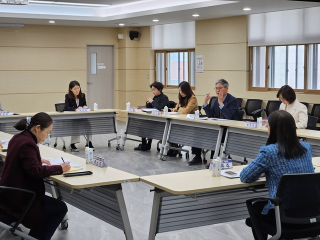 지난 4일 경남여성가족재단 대회의실에서 열린 여성 창업 활성화 자문회의. 경남도 제공