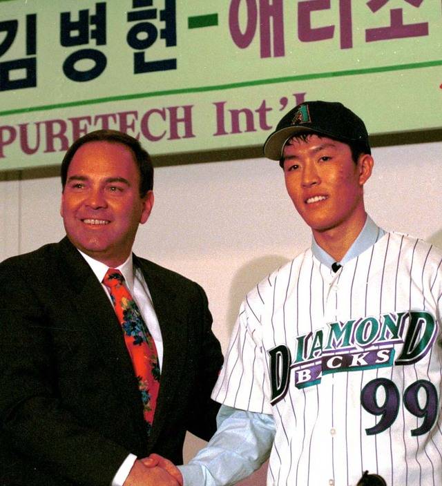 김병현이 1999년 3월 3일 서울 쉐라톤 워커힐호텔에서 애리조나 다이아몬드백스 입단 계약을 체결하고 있다. 국민일보DB
