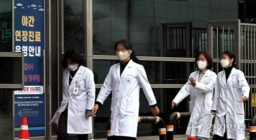 전공의 집단행동으로 의료대란이 이어지는 가운데 야간 연장진료를 하고있는 인천 동구 인천의료원 의료진이 분주히 움직이고 있다. 경기일보DB