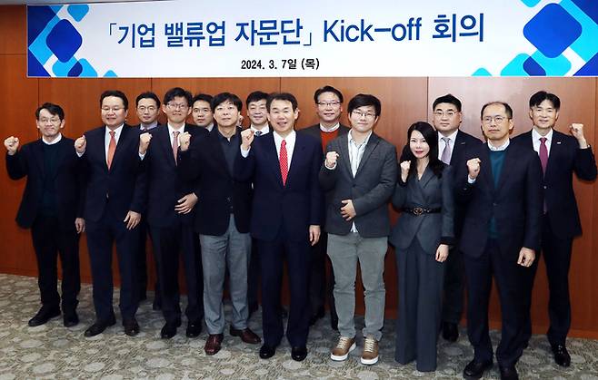 7일 한국거래소 서울사무소에서 열린 ‘기업 밸류업 자문단’ Kick-off 회의에서 정은보 한국거래소 이사장(앞줄 왼쪽 다섯번째)과 기업 밸류업 자문단이 기념촬영을 하고 있다. [사진 제공=한국거래소]