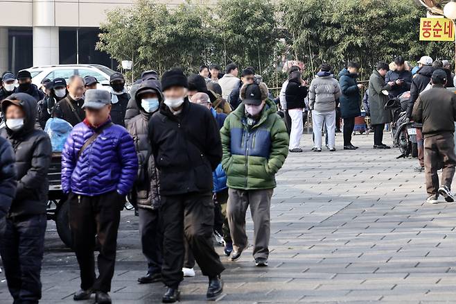지난 1월 서울 종로구 탑골공원 원각사 노인 무료급식소 인근 식당가에서 노인들이 점심식사를 위해 줄을 서 있는 모습. 사진은 기사 내용과 직접적인 관련 없음. [사진 출처 = 연합뉴스]