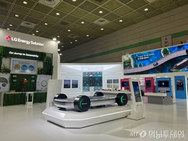LG에너지솔루션의 인터배터리 2024 부스 모습. 파우치형 CTP(Cell to Pack, 셀투팩) 기술이 중앙에 배치되어있다. /사진=이세연 기자