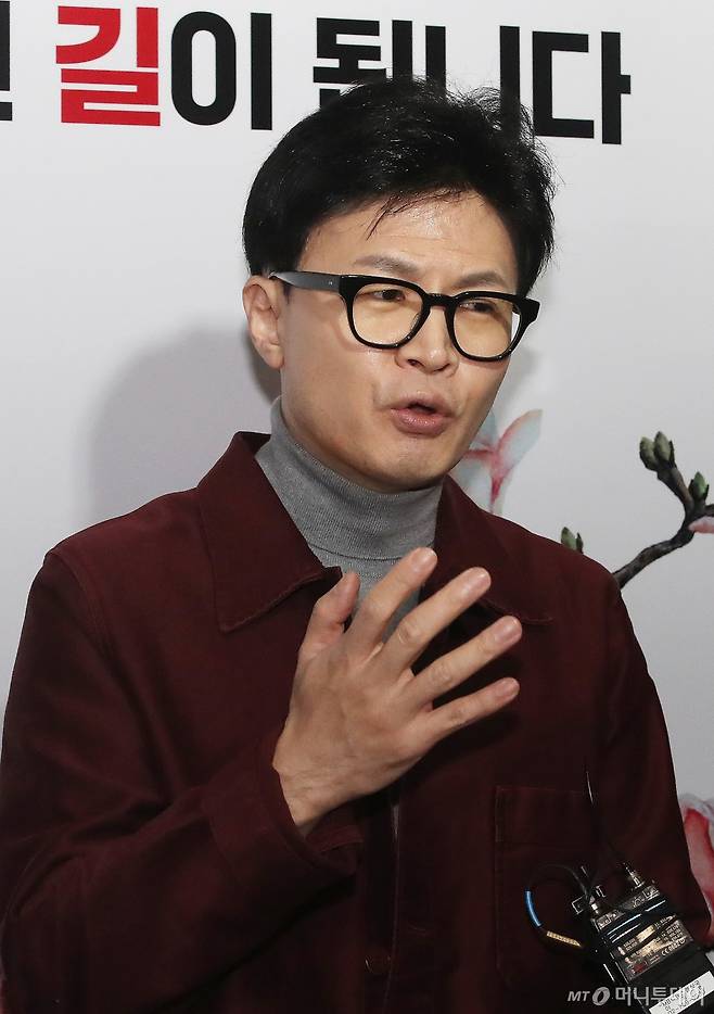 (서울=뉴스1) 임세영 기자 = 한동훈 국민의힘 비상대책위원장이 7일 오전 서울 여의도 당사로 출근하며 취채진의 질문에 답하고 있다. 2024.3.7/뉴스1  Copyright (C) 뉴스1. All rights reserved. 무단 전재 및 재배포,  AI학습 이용 금지. /사진=(서울=뉴스1) 임세영 기자