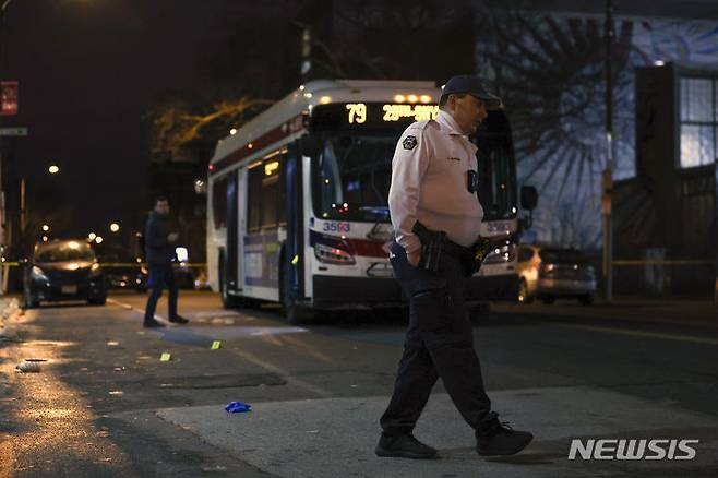 [필라델피아( 미 펜실베이니아주)=AP/뉴시스]  필라델피아 시내 버스(SEPTA)에서 4일간 4번째 승객간 총격사건이 발생해 경찰이 5일 남부지역에서 사고 버스를 조사하고 있다.  6일에는 승객 2명이 총격전을 벌여 버스 정류장에 있던 7명이 총상을 입고 병원으로 후송되었다. 2024.03.07.