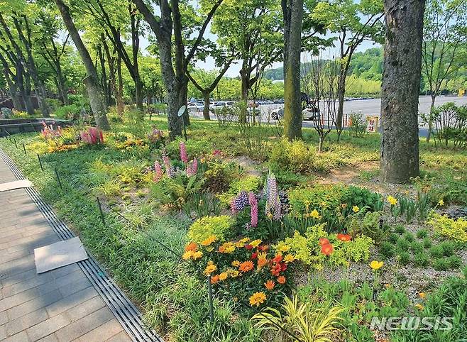 [서울=뉴시스]서울시는 7일 발표한 '매력가든·동행가든 프로젝트'에서 올해 상반기 150여 개소를 시작으로 연내 335개, 2026년까지 총 1007개의 정원을 조성한다고 밝혔다. 지난해 5월 발표한 '정원도시 서울'의 일환이다. (사진=서울시 제공). 2024.03.07. photo@newsis.com