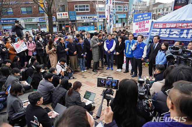 [양평=뉴시스] 이영환 기자 = 이재명 더불어민주당 대표가 7일 오전 경기도 양평군청 앞에 마련된 서울·양평 고속도로 국정농단 진상규명 촉구 농성장 앞에서 열린 양평고속도로 특혜의혹 규탄 기자회견에서 발언을 하고 있다. (공동취재) 2024.03.07. photo@newsis.com