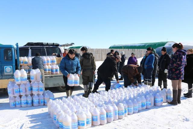 농촌진흥청이 몽골에 발효미생물액을 전달하는 모습. 농진청