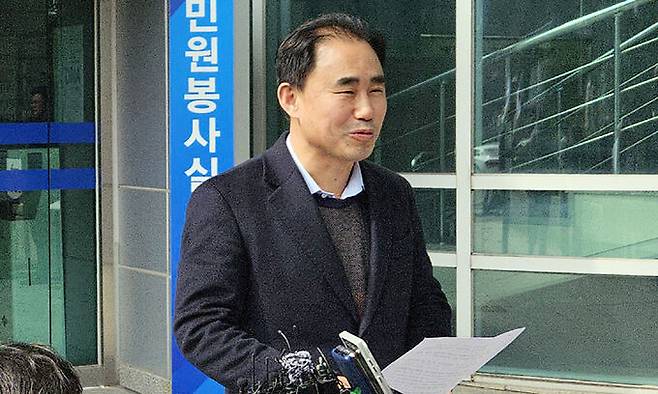 지난 6일 국민의힘 정우택 의원에게 돈 봉투를 건넸다고 주장하는 카페 업자 측 변호인이 경찰 참고인 조사를 받기 전 충북경찰청 앞에서 입장을 발표하는 기자회견을 하고 있다. 연합뉴스