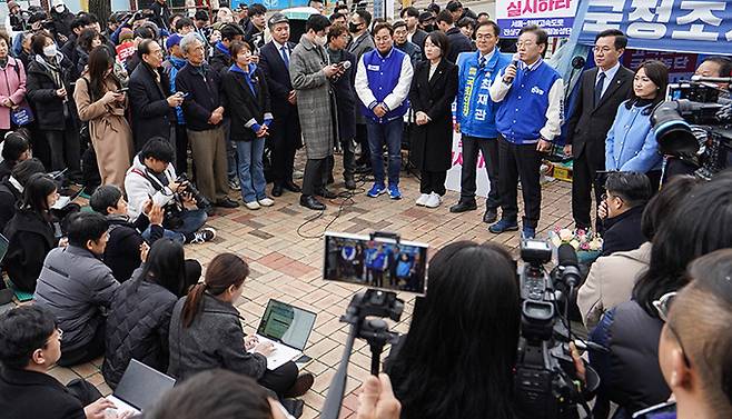 이재명 더불어민주당 대표가 7일 경기도 양평군청 앞에 마련된 '서울-양평 고속도로 국정농단 진상규명 촉구' 농성장 앞에서 발언하고 있다. 양평=뉴스1