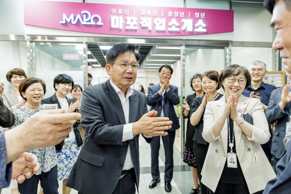 박강수 서울 마포구청장이 지난해 마포직업소개소 개소식에서 참석자들을 향해 손을 내밀고 있다. 마포구 제공